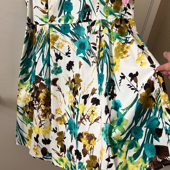 Beautiful dress colorful ready for springtime - Picture 3 of 3